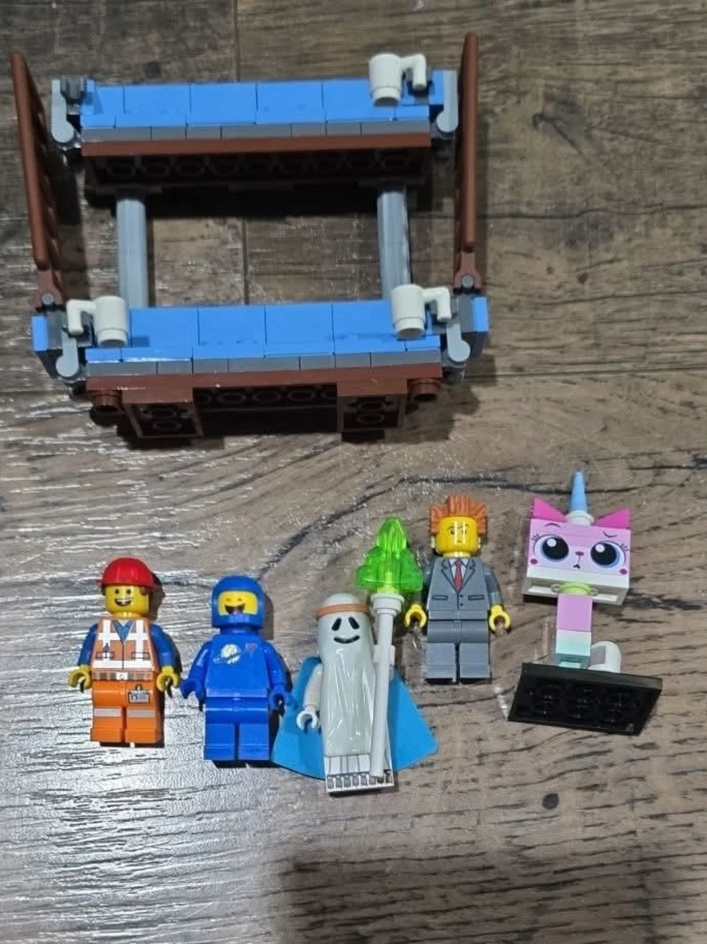 Lego blue double-decker couch with assorted minifigures 70818